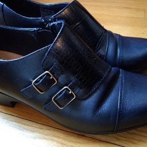 Clark's Women's size 10 black buckled shoes